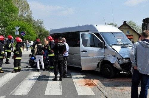 OŚWIĘCIM. Motocyklista zderzył się z busem – ZOBACZ ZDJĘCIA