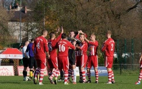 PIŁKA NOŻNA. Solarze gromią w derbach!