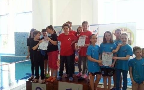 PŁYWANIE. "Ósemka" na piątkę!