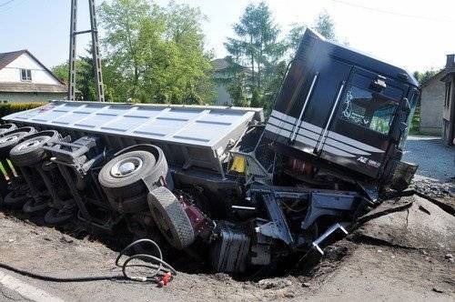 NOWA WIEŚ. Wystrzał opony doprowadził do wypadku drogowego - ZDJĘCIA