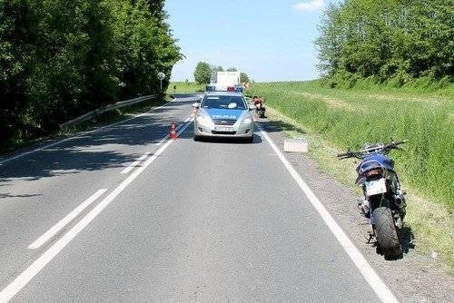 GROJEC. Wjechali na plamę, skończyli w rowie