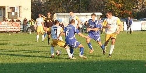 PIŁKA NOŻNA. Przy ulicy Legionów mrożą szampany...