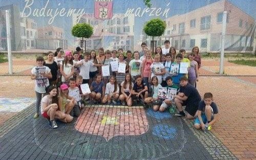 CHEŁMEK. Burmistrz przyjechał z koszem słodyczy, a dzieci narysowały herb gminy