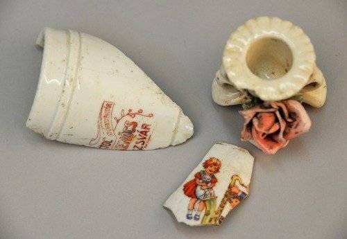 MUZEUM AUSCHWITZ. Zaginione przedmioty po pomordowanych odnalezione po 50 latach od ich wykopania. Leżały w... 48 kartonach