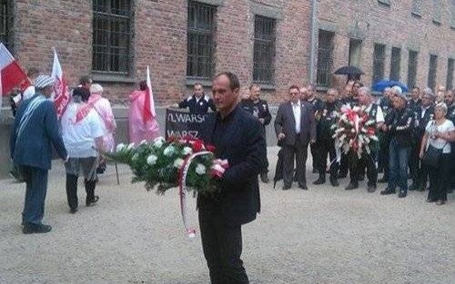 OŚWIĘCIM. Polski hymn pod Ścianą Śmierci. Polityk Paweł Kukiz dystansuje się od decyzji dyrekcji Muzeum Auschwitz