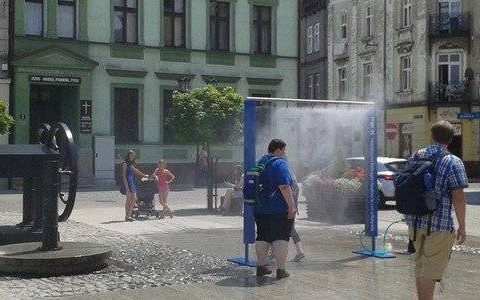 OŚWIĘCIM. Idą upały. Chwilową ulgę dadzą kurtyny wodne. Właśnie stanęły na Rynku i przed OCK-iem