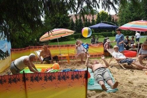 OŚWIĘCIM. Plaża w środku osiedla, czyli wakacyjna propozycja dla seniorów