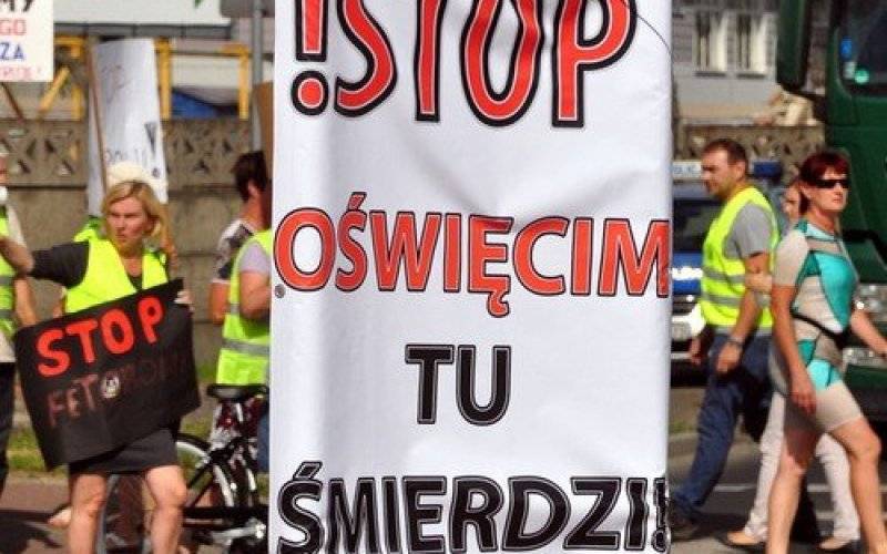 OŚWIĘCIM. Drogę zablokowali, smrodu nie powstrzymali. Dziś spotkanie prezydenta z mieszkańcami w sprawie fetoru