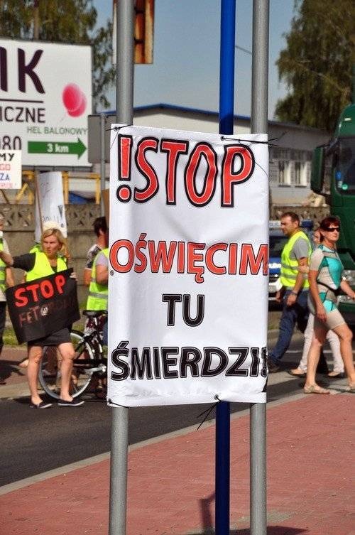 OŚWIĘCIM. Drogę zablokowali, smrodu nie powstrzymali. Dziś spotkanie prezydenta z mieszkańcami w sprawie fetoru