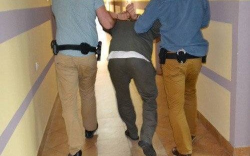 OŚWIĘCIM. Trzymiesięczny areszt dla 26-latka, który „skoczył” do policjantów z nożem