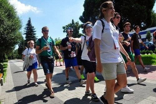 OŚWIĘCIM. Pogoda przywitała dziś pielgrzymów piękną pogodą. Jest ich coraz więcej. FOTORELACJA