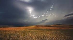 POWIAT. Mocno lało i wiało. Strażacy musieli wypompowywać wodę z domów i likwidować rozlewiska