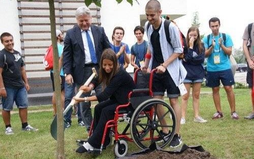 CHEŁMEK. Wspólnie posadzili drzewo Światowych Dni Młodzieży. To kasztanowiec „Briotti”
