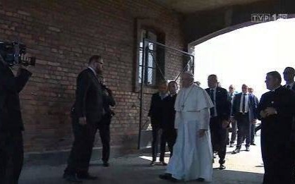 BIRKENAU. Ojciec Święty Franciszek już na terenie byłego niemieckiego obozu zagłady