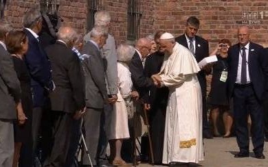 MUZEUM AUSCHWITZ. Wizyta w ciszy. Ojciec Święty modlił się w celi śmierci św. Maksymiliana. Zaraz wyruszy do byłego obozu zagłady Birkenau