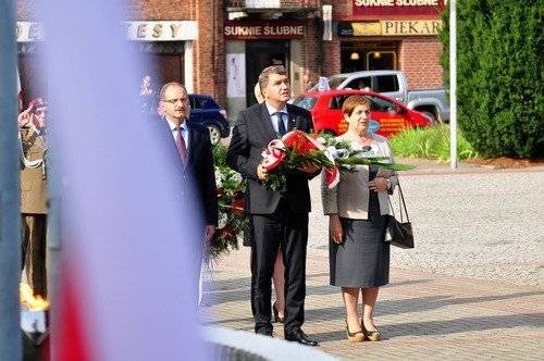 OŚWIĘCIM. W godzinę „W” złożyli kwiaty na Grobie Nieznanego Żołnierza – FOTORELACJA, FILM