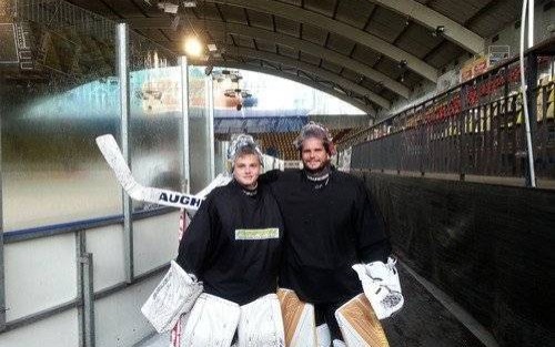 HOKEJ NA LODZIE. To nie jest żart! 14-latek trenuje z pierwszym zespołem oświęcimskiej Unii!