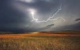 POWIAT. Deszcz, burze, wiatr, a nawet grad. Tak ma wyglądać wtorkowe popołudnie.