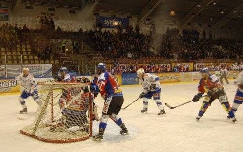 HOKEJ NA LODZIE. Małopolskie derby już z nowym zawodnikiem biało-niebieskich