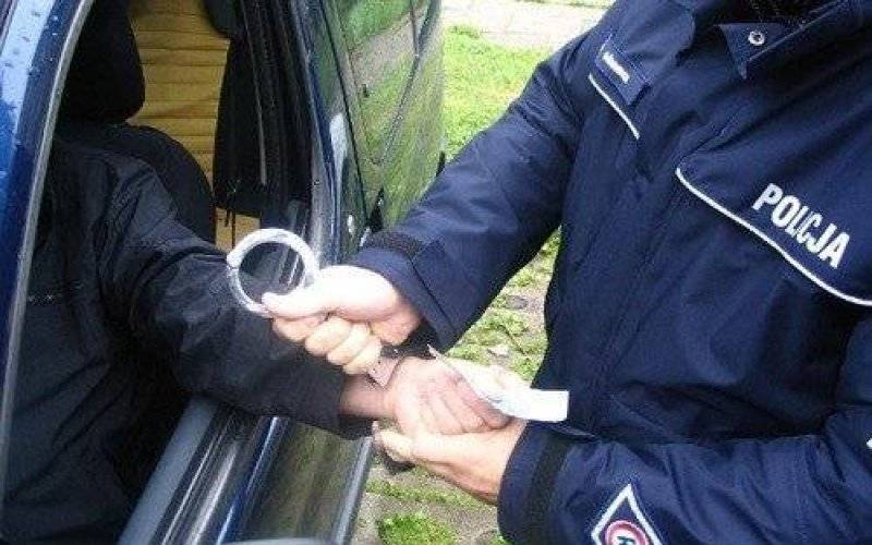 ZABORZE. Jechał bez pasów i włączonych świateł. Kierowca zaproponował policjantom 100 złotych łapówki.