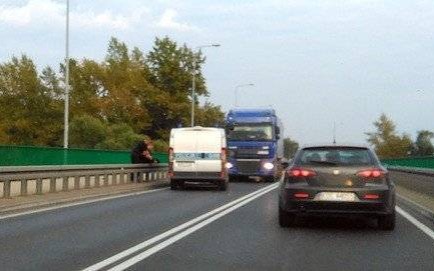 OŚWIĘCIM. Chciał skoczyć z mostu. Zareagowały osoby postronne, a desperata z mostu zdjęli policjanci