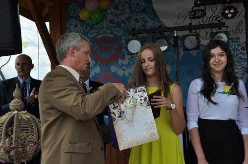BOBREK. Złote laury na sołeckich dożynkach dla uzdolnionych młodych dam