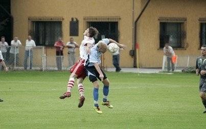 PIŁKA NOŻNA. Oświęcimskie drużyny w podróży. Derby na stadionach w Chełmku i Zatorze