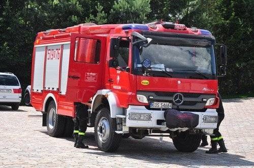 CHEŁMEK. Poranny pożar hali. Gasiło go 30 strażaków