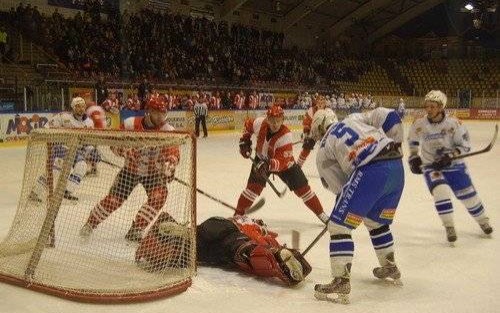 HOKEJ NA LODZIE. Mistrzowie Polski z wizytą w Oświęcimiu