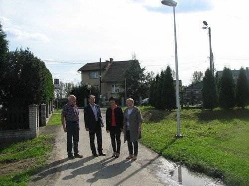 BROSZKOWICE. Nowe lampy na św. Medarda. Jaśniej i bezpieczniej za 25 tysięcy złotych