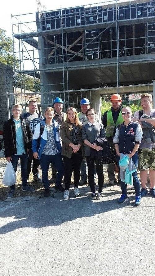 OŚWIĘCIM. Grunt to praktyka. Uczniowie „Budowlanki” przyjrzeli się powstającemu nad Sołą apartamentowcowi