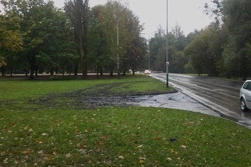 OŚWIĘCIM. Śmierdzące odpady na drodze