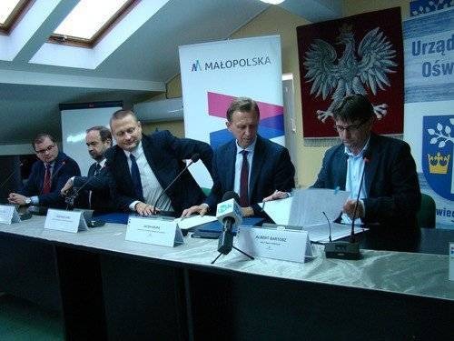 POWIAT. Do Osieka i Kęt wygodnymi drogami wojewódzkimi. Dziś podpisano umowy na rozbudowę DW 948 i 949