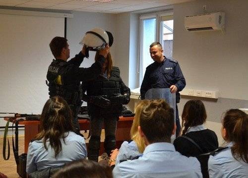 OŚWIĘCIM. Przymierzają się do pracy w Policji. Na razie przymierzali elementy policyjnego ubioru