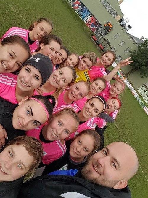 PIŁKA NOŻNA. Podwójna stawka meczu z Prądniczanką i pogoń Iskierek za trzecioligowym liderem z Tuchowa