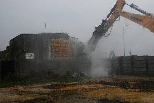 OŚWIĘCIM. Rozpoczęła się rozbiórka poniemieckiego schronu przeciwlotniczego. Stoi na trasie powstającej obwodnicy – FOTORELACJA