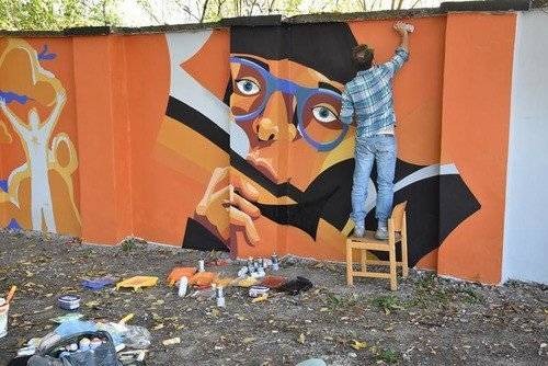 OŚWIĘCIM. Szarobury mur przeobraził się w tętniącą kolorami przestrzeń wartości