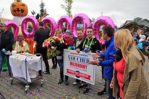 ZATOR. Wielkie show w Energylandii. Milionowy klient tego sezonu odwiedził Rodzinny Park Rozrywki – FILM i FOTORELACJA