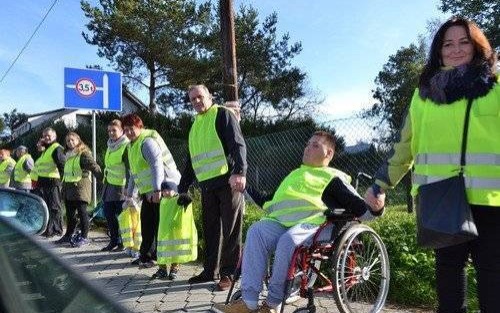 PRZECISZÓW. Odblaskowy, żywy łańcuch na ponad pół kilometra - ZDJĘCIA