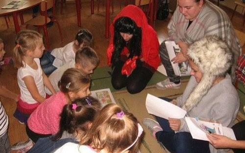 OŚWIĘCIM. Uczennice „Budowlanki” czytają tym, którzy czytać jeszcze nie potrafią