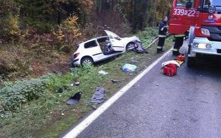 BRODŁA - GROJEC. Przewodniczący Rady Powiatu Oświęcimskiego uczestniczył w poważnym wypadku samochodowym - ZDJĘCIA
