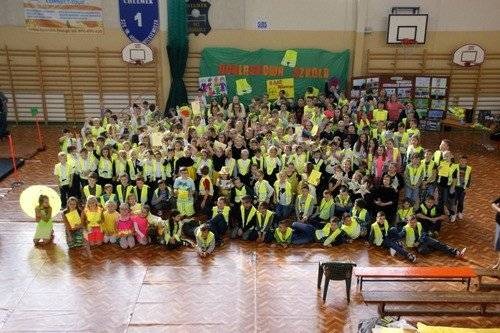 CHEŁMEK. Odblaski mogą uratować życie. Ważne by je nosić po zmroku i zachęcać do tego najbliższych - ZDJĘCIA