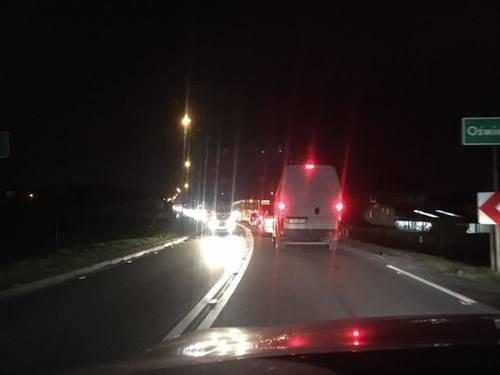 POWIAT. Niemiłosiernie zakorkowane drogi. Policja apeluje o uwagę i rozsądek podczas podróży