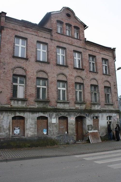 OŚWIĘCIM. Akademik w centrum miasta? Budynek na Górnickiego 9 wciąż stoi pusty i niszczeje – ZDJĘCIA