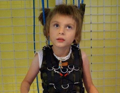 BRZESZCZE. 9-letnia Nikola stanie na nogi. Dzięki determinacji mamy dziewczynki udało się zebrać brakującą kwotę