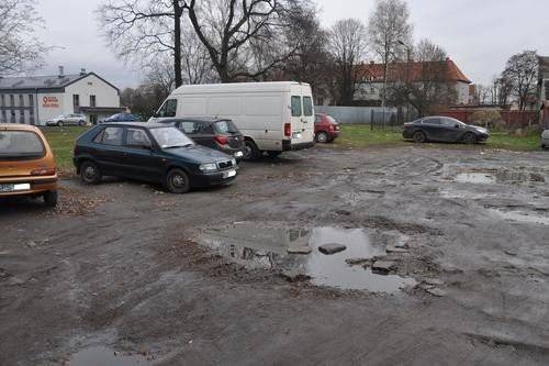 OŚWIĘCIM. Dziki parking w centrum miasta. Tu za postój nie zapłacisz. Co najwyżej za uszkodzone podwozie - ZDJĘCIA