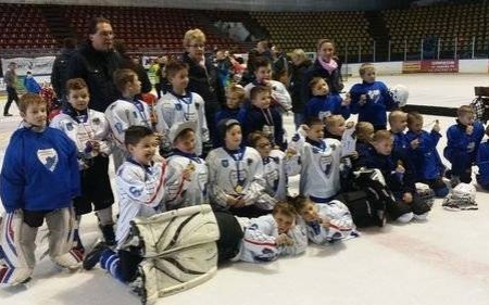 MINI-HOKEJ. Najmłodsi uganiali się za krążkiem