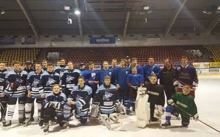 HOKEJ NA LODZIE. Polsko-niemiecka wymiana z hokejowym kijem w tle