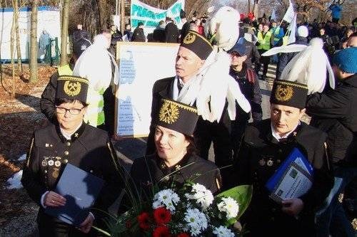 PRZECIESZYN. Protest górników z zabrzańskiej kopalni przed domem pani premier