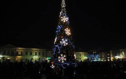 OŚWIĘCIM. Świąteczny klimat w śnieżnej scenerii. Choinka już świeci - FOTORELACJA